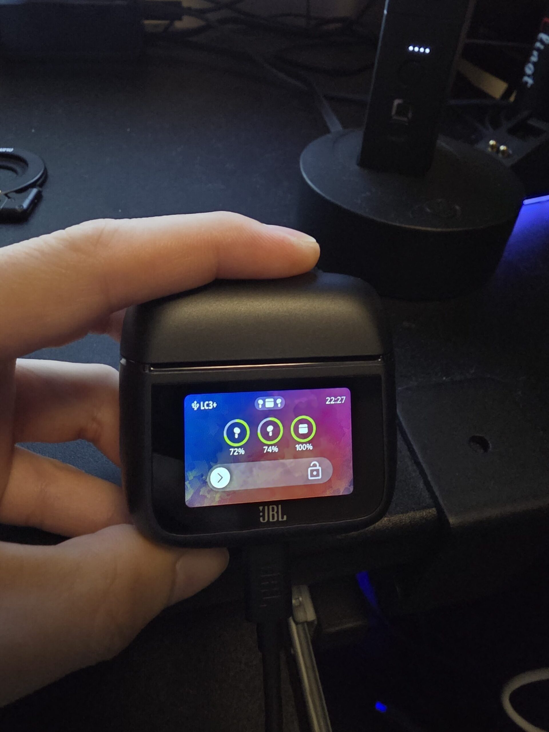 JBL TOUR PRO 3 スマートケースの画面。LC3+コーデックとイヤホン・ケースのバッテリー残量が表示されている