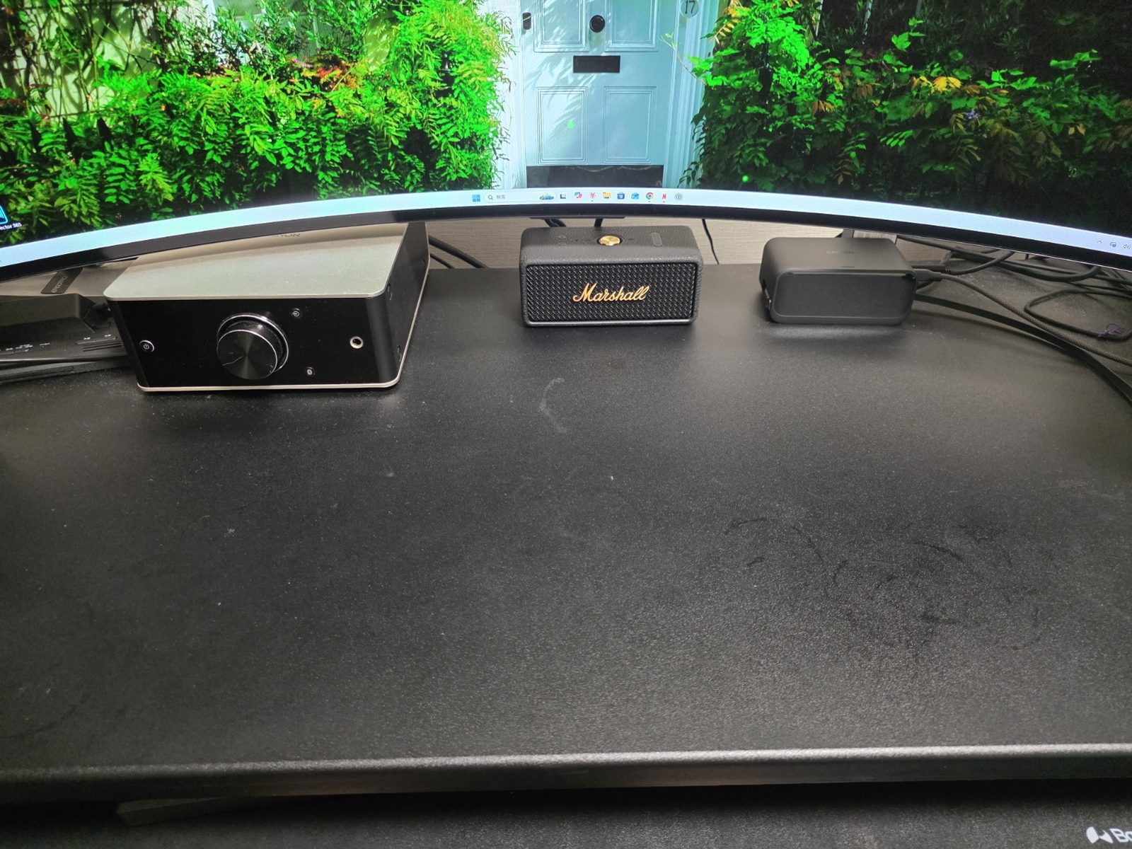 Anker Nano Charging Stationをデスクに設置した様子