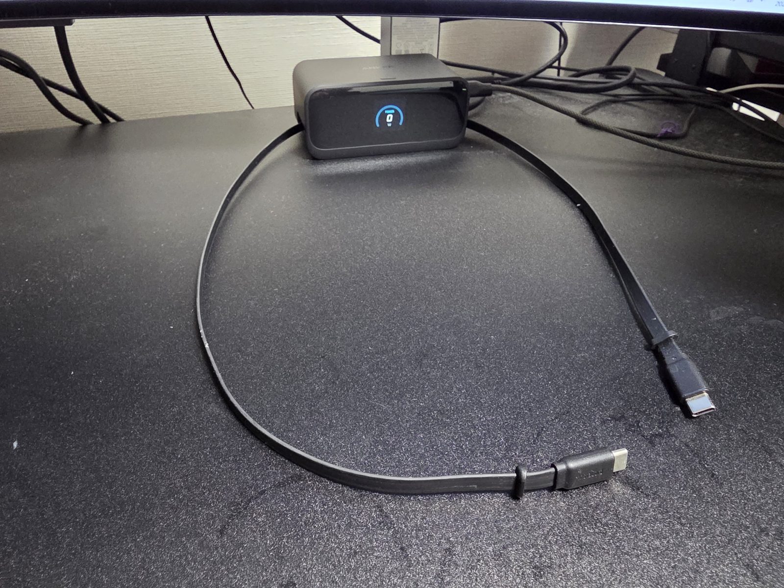 Anker Nano Charging Stationの巻き取り式USB-Cケーブルを引き出した実機