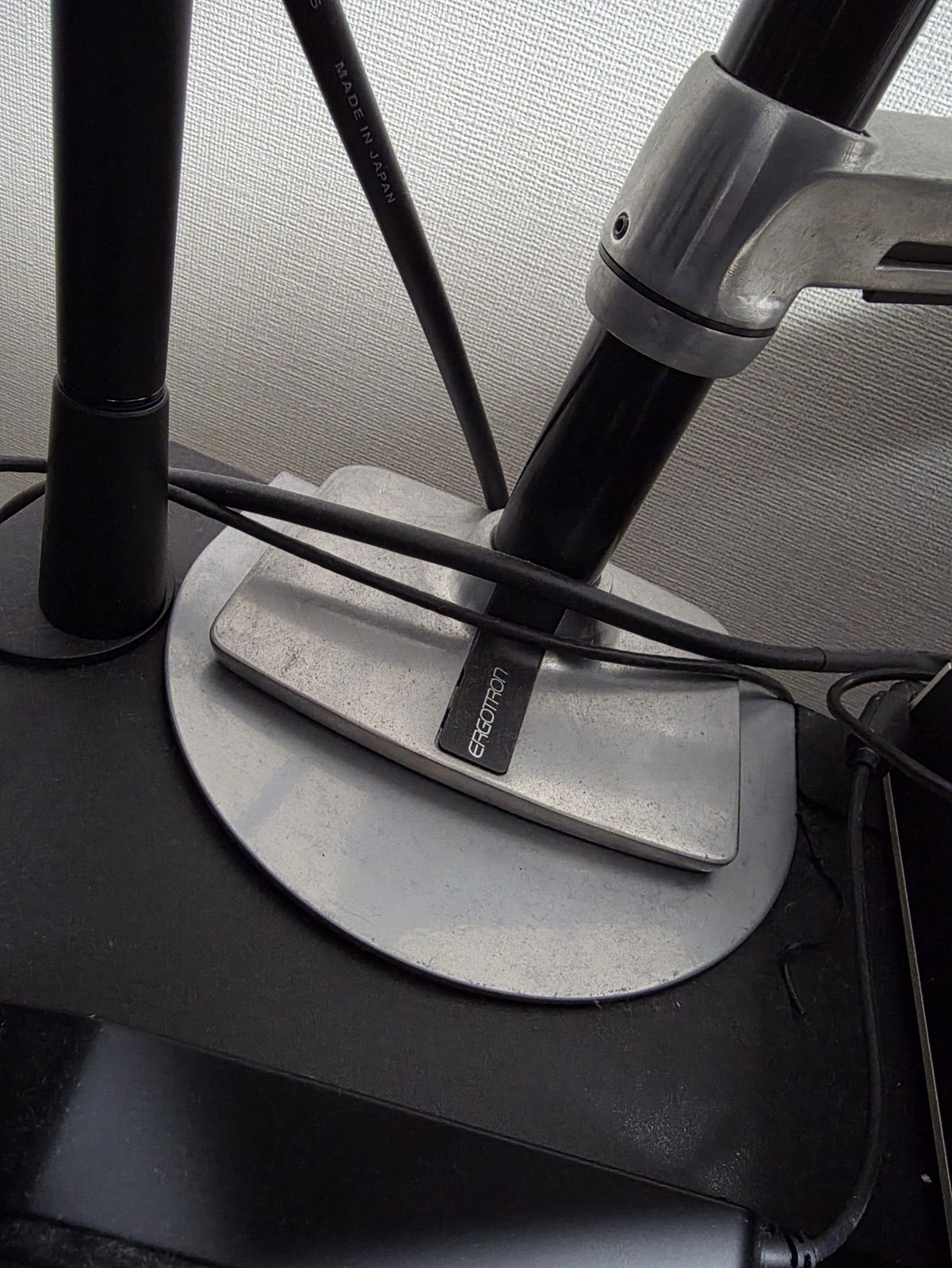 ERGOTRON LXのクランプと天板の間に挟んだ補強プレート