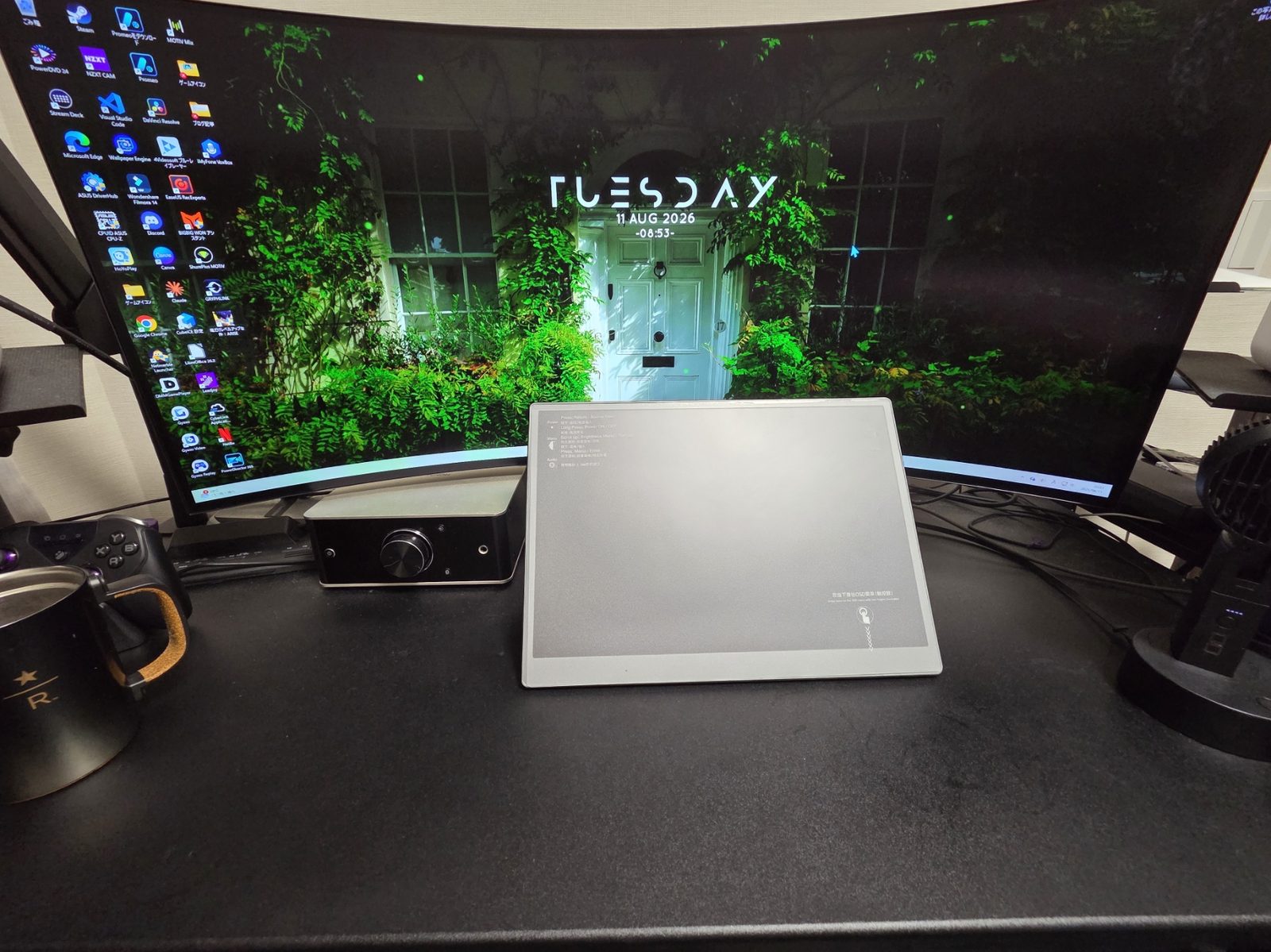 HAILESIモバイルモニター15インチをデスクに置いた大きさ