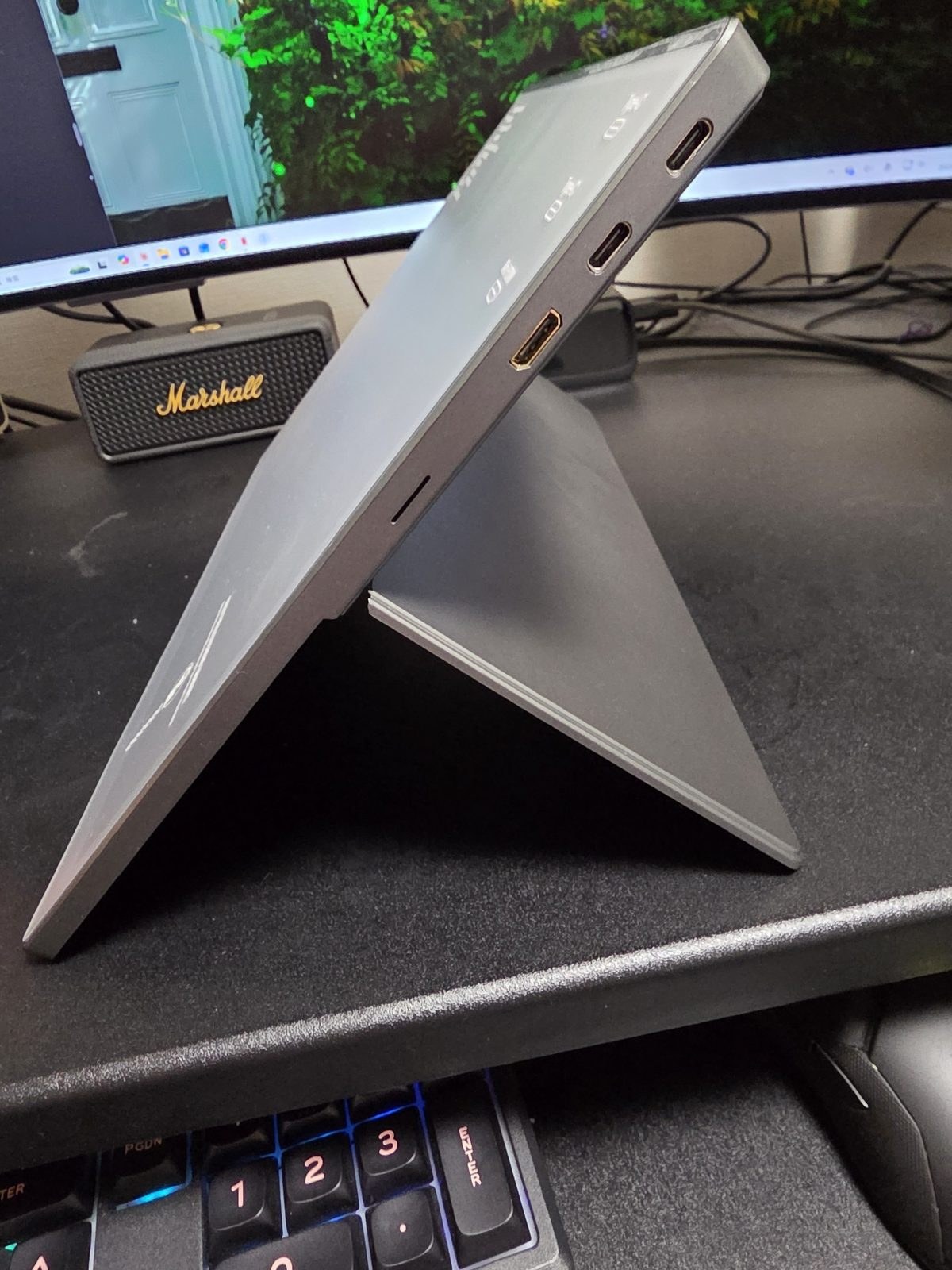 HAILESIモバイルモニターの接続ポート（USB-C・mini HDMI）と背面スタンド