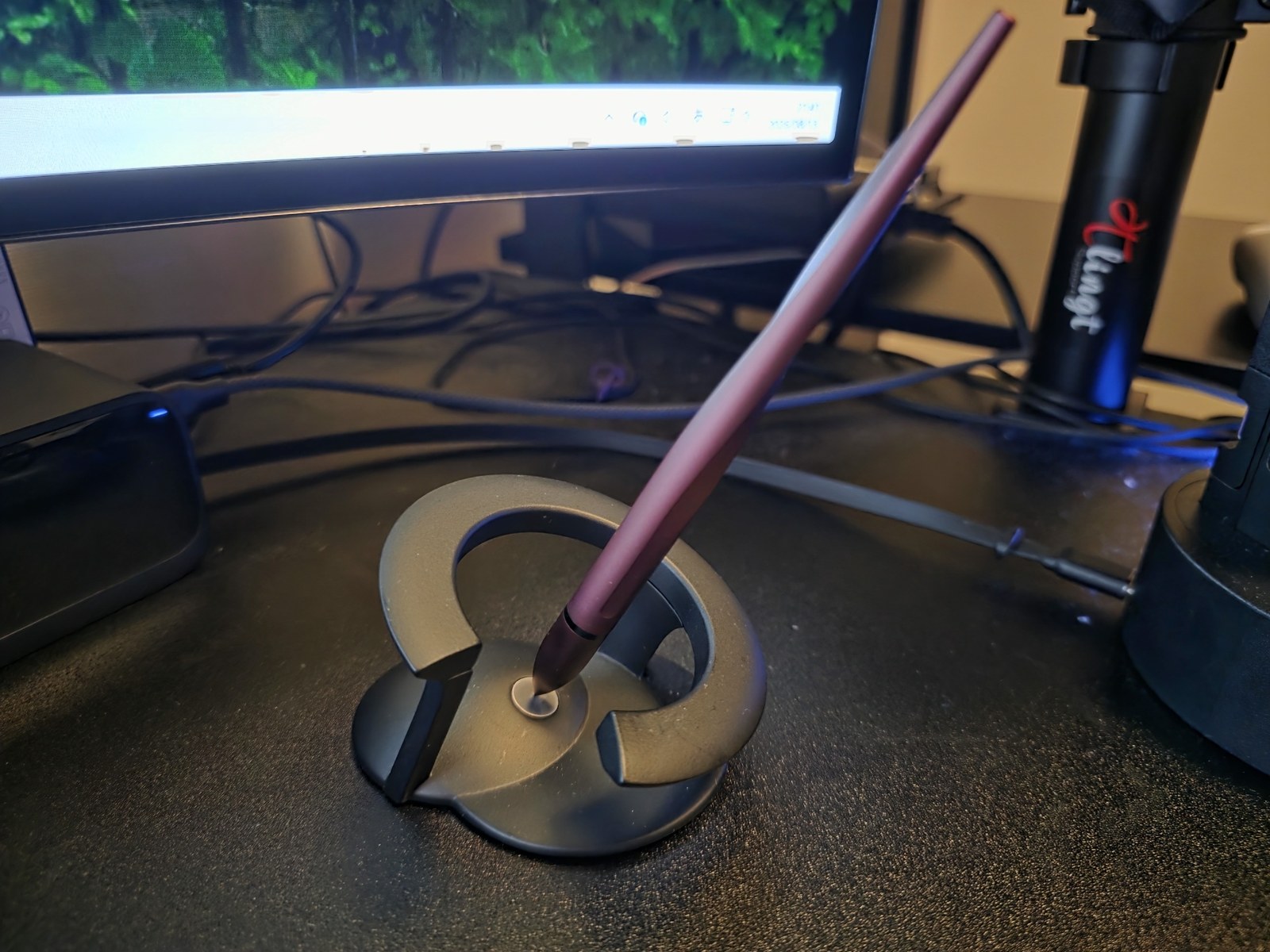 夜のデスクに置いたnovium Hoverpen Interstellar