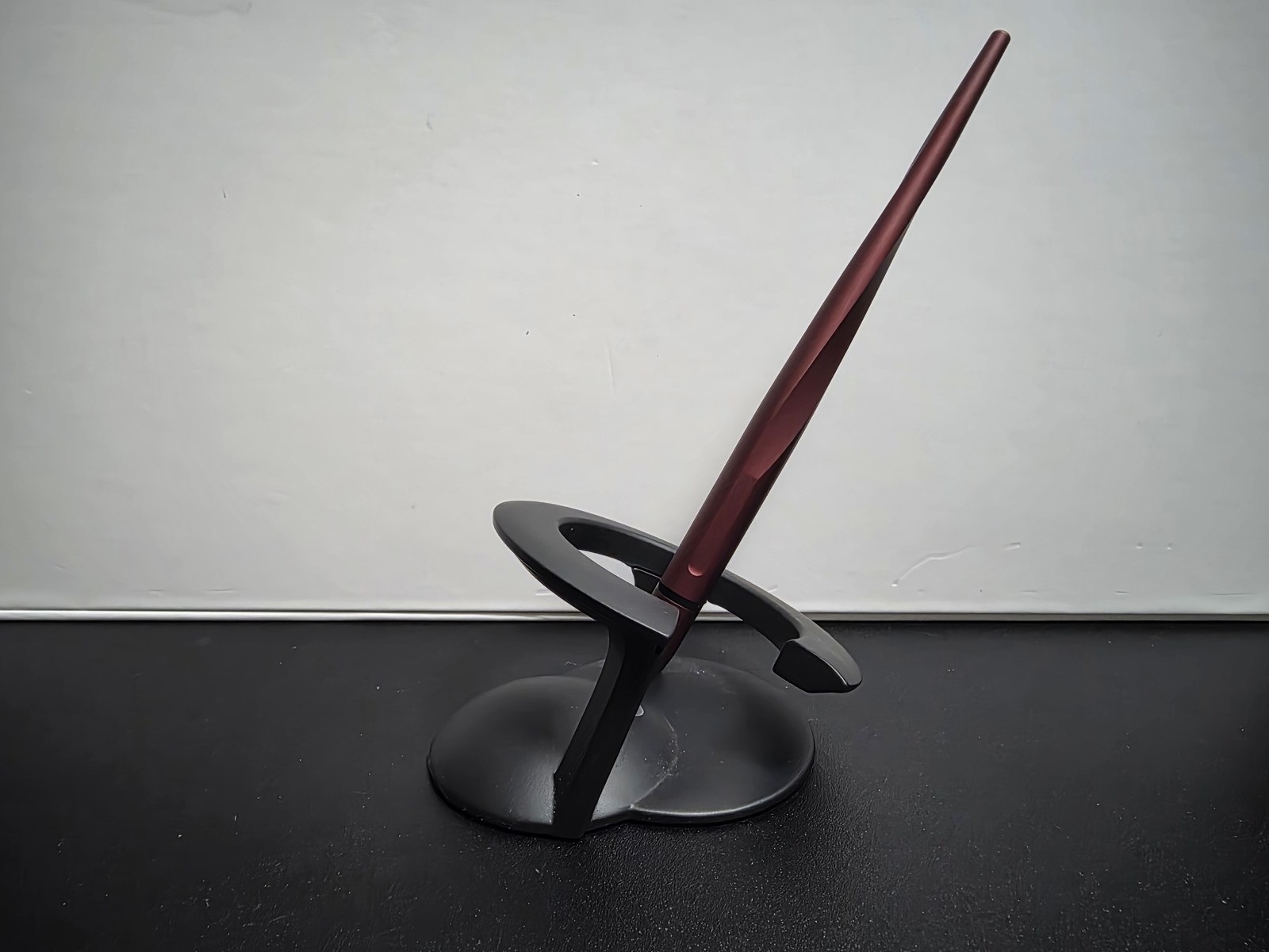 novium Hoverpen Interstellarが台座の上に斜めに浮いている様子