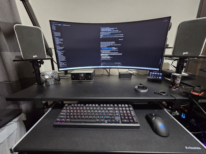 筆者のPCデスク全景。エルゴトロンLXで浮かせた39インチウルトラワイドモニターとAnker充電ステーション