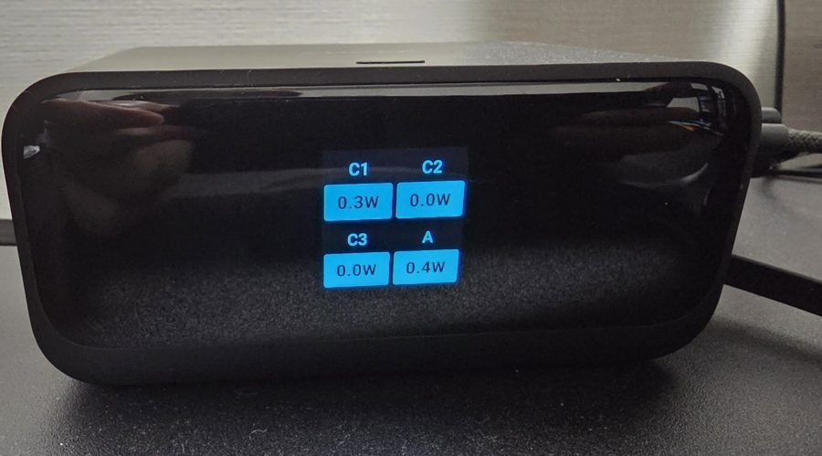 Anker Nano Charging Stationのディスプレイにポートごとの出力W数が表示されている様子