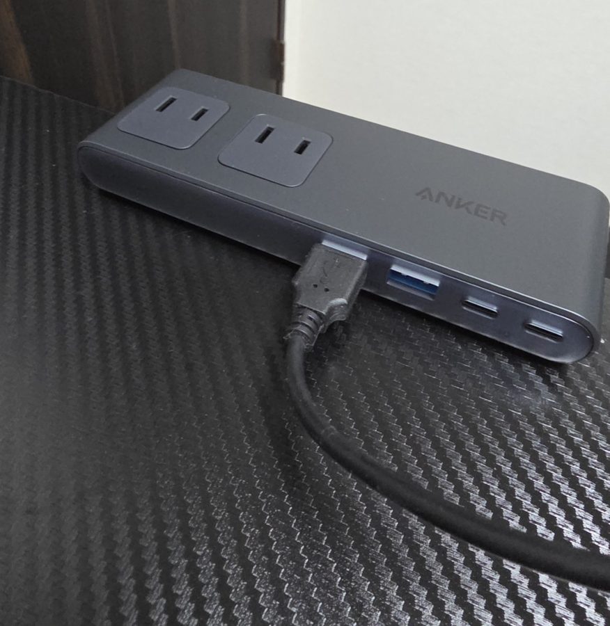 Anker Nano Power StripのACコンセントとUSBポートにケーブルをつないだ様子