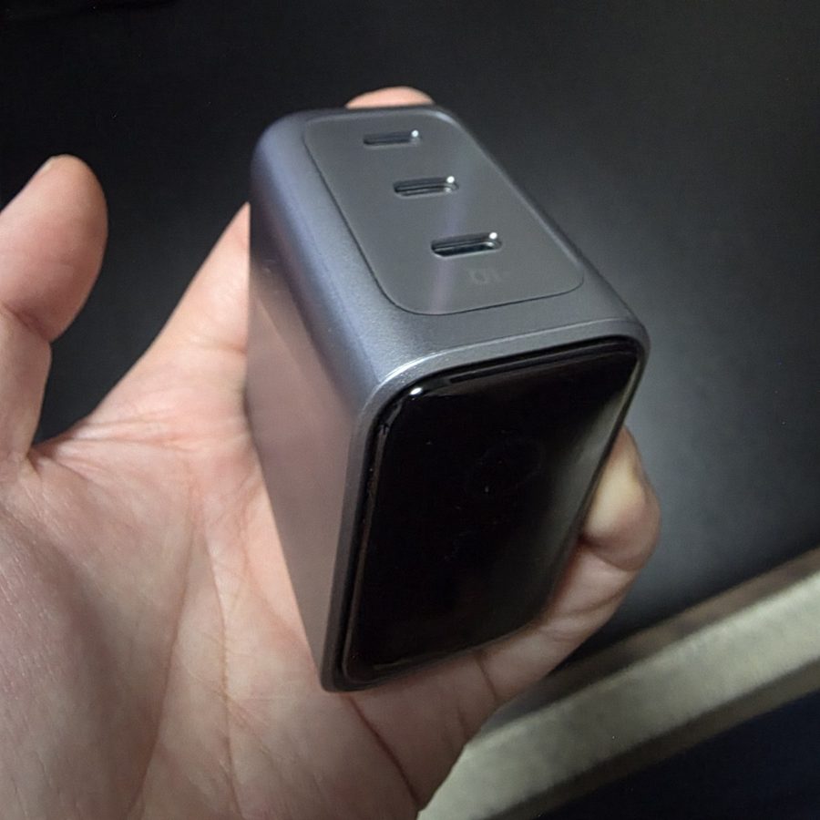 Anker Prime Charger 160Wを手のひらに乗せたサイズ感