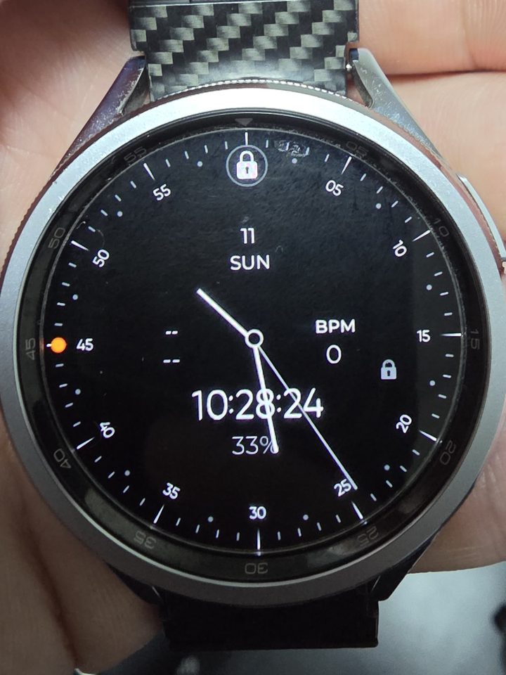 電池残量33%を表示したGalaxy Watch6 Classic(いつもの設定の日・22時28分)
