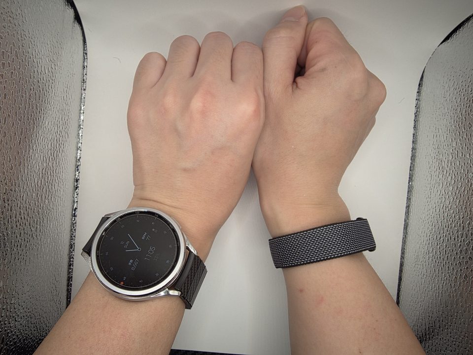 左手首にGalaxy Watch6 Classic、右手首にFitbit Airを着けた様子