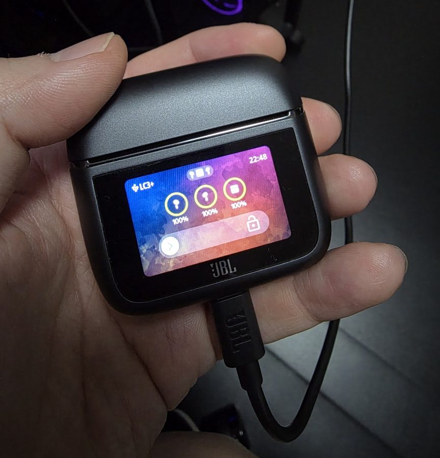 JBL TOUR PRO 3の画面付きスマート充電ケースを手に持った様子